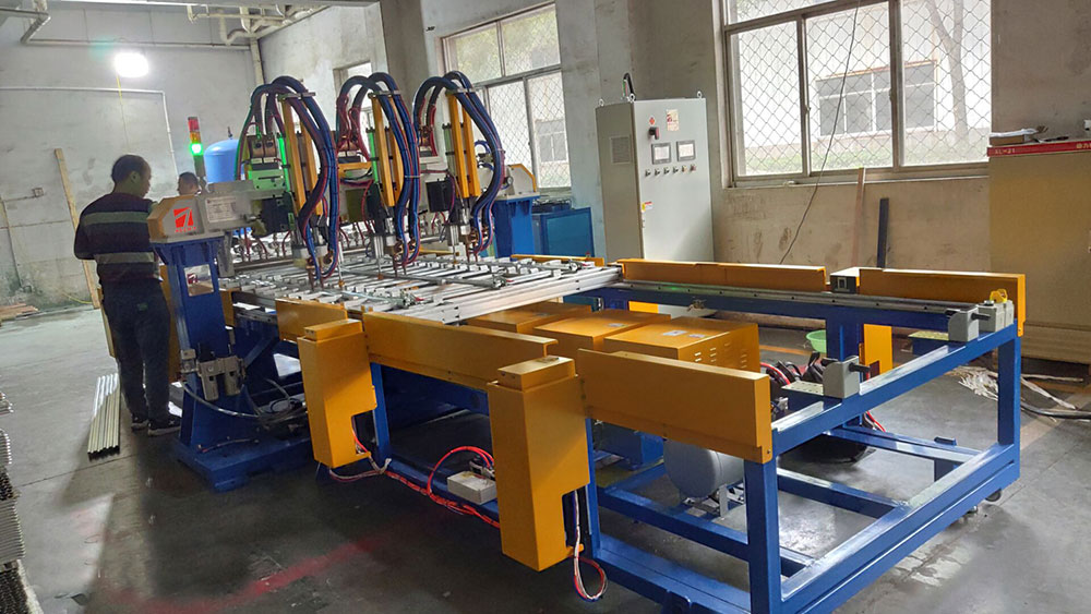 鍍鋅托盤(pán)自動(dòng)點(diǎn)焊機(jī),光伏托盤(pán)龍門(mén)式多點(diǎn)焊機(jī)